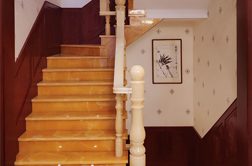 龙湾中式别墅室内汉白玉石楼梯的定制安装装饰效果